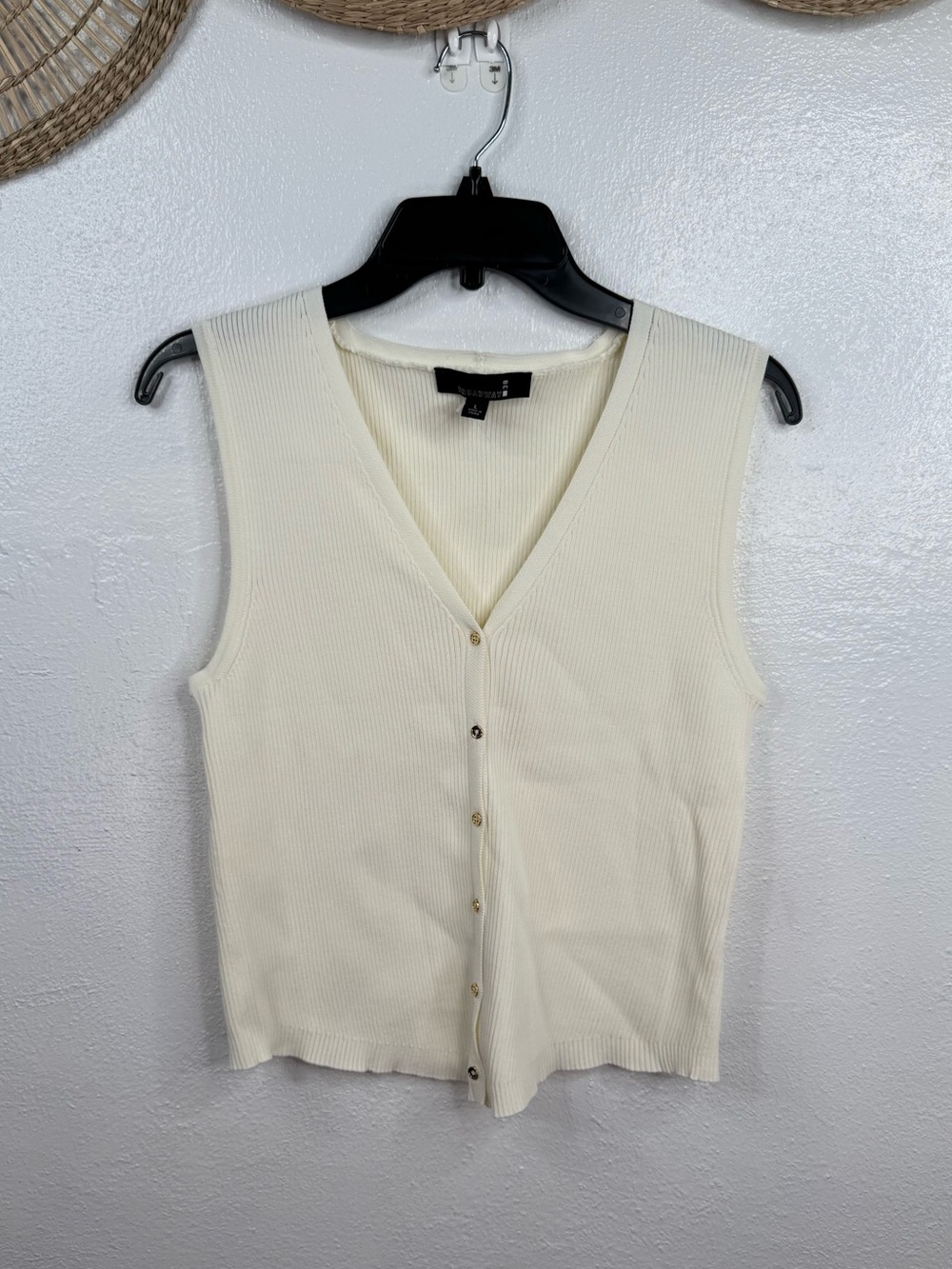 Broadway 38 Sweater Vest Top Womens Size L Ivory Ribbed Knit  Gold Button V-Neck
